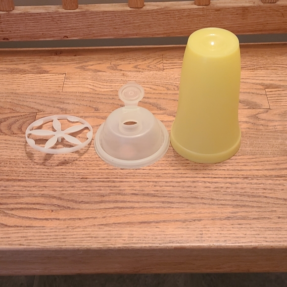 Tupperware Yellow Quick Shake Shaker - Picture 7 of 9